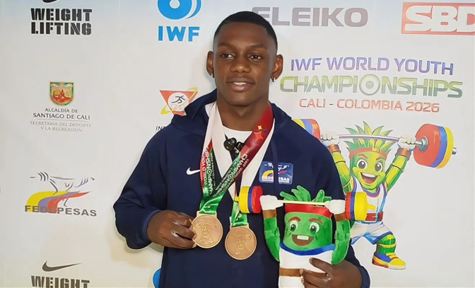 Kevin Segura, pesista colombiano sub 17, posando con dos medallas de bronce en el Campeonato Mundial Juvenil de Pesas IWF, Cali 2026.