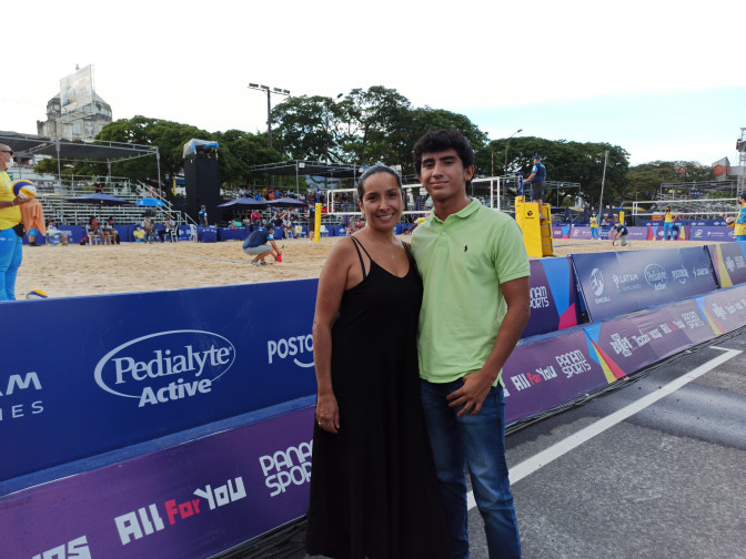 Juan-Pablo-Bocanegra-y-su-mama-en-los-Juegos-Panamericanos.jpg
