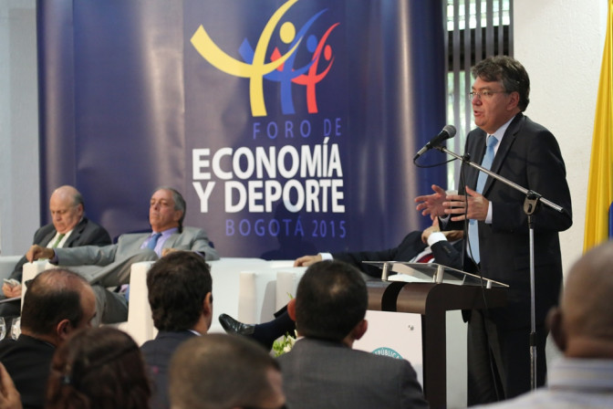 Foro-Economia-y-Deporte-Bogota-2015-Min-de-Hacienda.jpg