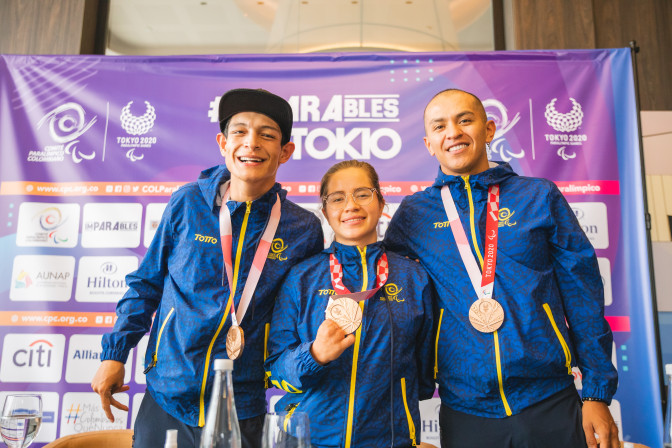 Juan-Jose-Betancourt-Laura-Gonzalez-y-Diego-Duenas-medallistas-en-Tokio2020.jpg