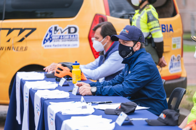ministro-ernesto-lucena-en-la-mesa-principal-primera-etapa-colombia-en-bici.jpg