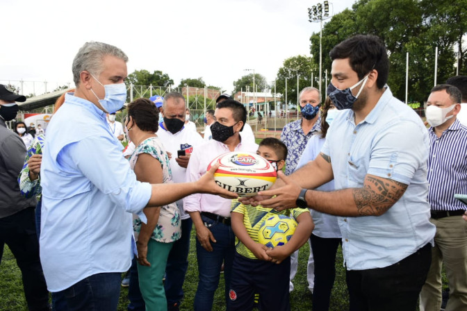 entrega-de-balon-de-rugby-al-presidente-ivan-duque.jpg