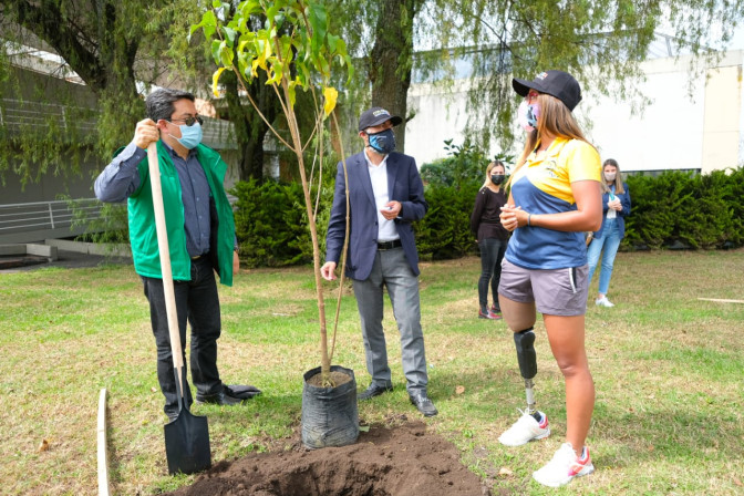 la-tenista-maria-angelica-bernal-planta-arboles-en-el-car.jpg