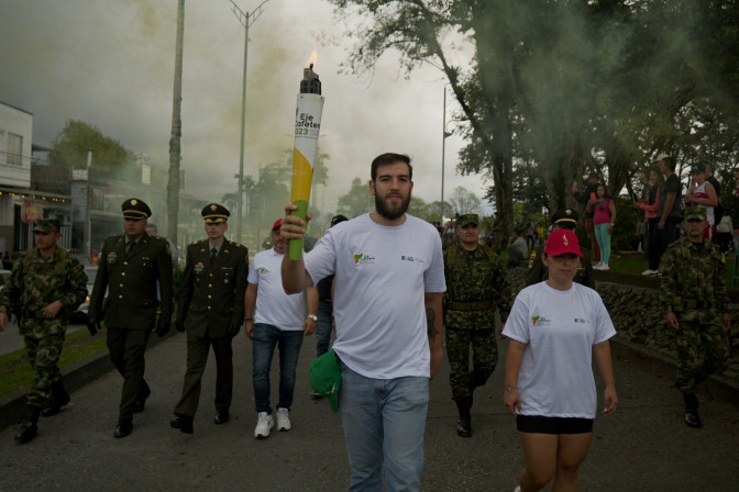 los-atletas-realizaron-el-recorrido-de-la-antorcha-con-el-fuego-deportivo.jpg
