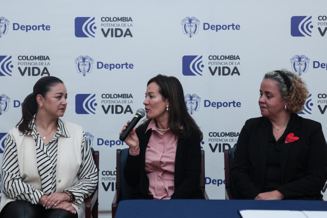 dialogo-entre-claudia-echeverry-y-la-ministra-del-deporte-luz-cristina-lopez-trejos.jpeg