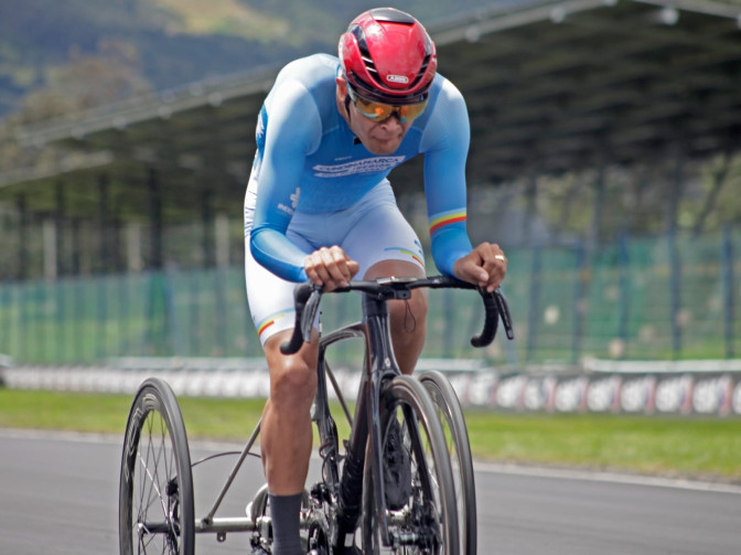 Para ciclista colombiano Juan Jose Betancourt compitiendo.